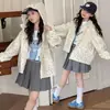 Ropa infantil estilo coreano 2026 otoño nuevo elegante abrigo con capucha y lazo para niñas versión coreana gabardina chaqueta con cremallera