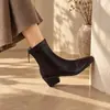 Botas Skinny Elásticas de Salto Médio Versáteis Estilo Coreano para Mulheres Bico Quadrado Salto Alto Botas de Moda para o Trabalho Inverno Veludo Plus Botas de Cano Curto Marrom