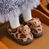 Pantuflas de algodón gruesas de felpa con estampado de leopardo para niña, zapatos peludos para bebé de estilo de dibujos animados 3D con suela suave, para padres e hijos