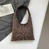 Bolsa Retro de Axila para Mulheres 2025 Inverno Novo Estilo Tendência Cool Rebite Bolsa de Mão Grande Capacidade Moda Bolsa de Ombro