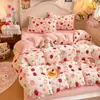 Juego de ropa de cama de cuatro piezas de terciopelo de leche engrosado de grado A con estampados de dibujos animados, que incluye una funda de edredón y una sábana bajera, adecuado para otoño e invierno, y diseñado para dormitorios estudiantiles