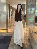 Traje Elegante de Alta Gama Estilo Coreano para Mujer Verano 2026 Top sin Mangas de Cuello en V y Falda de Encaje Calado Conjunto de Dos Piezas
