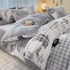 Conjunto de cama de quatro peças de veludo de leite com pelo de coelho espesso para outono e inverno, com lençóis de fleece de coral de alta densidade, capa de edredom e lençol com elástico.