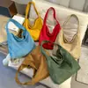 Bolsa Tote de Ombro Único em Camurça Cruzada Feminina Grande Capacidade para o Dia a Dia Nova Verão Retrô Simples Versátil Bolsa de Ombro