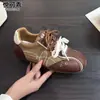Tênis esportivo casual feminino de couro genuíno com sola macia, novo outono 2026, versátil, retrô, moda, aumento de altura, tênis de treino alemão