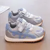 Tênis Esportivo Casual de Malha Respirável para Meninas Novidades Primavera/Verão 2026 para Bebês e Crianças Pequenas Sapatos de Quadro para Jardim de Infância Tênis de Treino Alemão para Meninos