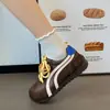 Zapatillas casuales planas retro para mujer 2026 primavera/otoño con cuero suave y aumento interno de altura, nuevas zapatillas de entrenamiento alemanas en stock