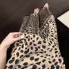 Pijama Camisola Sexy com Estampa de Leopardo e Calça Longa para Mulheres, Estilo Pura Desejo, Pode Ser Usado Fora de Casa como Roupa de Loungewear