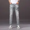 Verão 2026 Nova Marca Europeia de Moda Jeans Skinny Slim-Fit com Aplicação de Strass de Alta Temperatura e Acabamento Desgastado