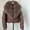 26 Nuevas Chaquetas de Plumas Cortas de Moda para Mujer Estilo Invierno para Figuras Pequeñas con Elegante Cuello Oversize de Piel de Zorro Real