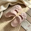 Los zuecos Mary Jane son un básico de verano para usar al aire libre, lindos y versátiles, con suela gruesa, ligeros y de tacto cómodo, hechos de EVA, con diseño de punta cerrada para mujer.