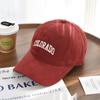 Gorra de béisbol marrón con visera grande y ala ancha, estilo celebridad de internet popular de 2023, con cara pequeña y parte superior rígida.