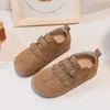 Sapatos casuais infantis estilo Birkenstock retrô, sola macia, design de tira dupla, antiderrapantes, sapatinhos de couro, nova coleção Outono 2026, sapatos casuais para meninas