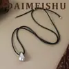 Moda Minimalista Estilo Fresco Metal Brillante Gota de Agua Cordón de Cuero Negro Cadena para Suéter Lujo Ligero Alto Grado Temperamento Collar Largo para Mujer