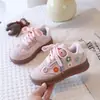 Zapatillas Deportivas para Niños 2026 Otoño Nuevo Estilo Femeninas Elegantes Zapatos de Plataforma con Flores Zapatos Casuales para Niños Suela Suave Zapatos de Entrenamiento Alemanes Modernos
