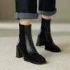 Botines altos ajustados de retazos de cuero genuino estilo vintage francés, colección de invierno 2026, botines cortos de moda con punta cuadrada y tacón grueso para mujer, botines sencillos para primavera y otoño