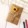 Cartão de felicitações de flores secas de papel Kraft criativo feito à mão diy pequeno cartão de felicitações floricultura para enviar aos clientes desejos de férias para enviar cartão de pessoas