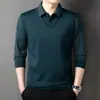 Camiseta de otoño e invierno con forro polar para hombre, ropa térmica de imitación de dos piezas, camiseta casual a rayas con cuello vuelto para hombres de mediana edad