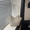 Bolso de mano texturizado de alta calidad al por mayor para mujer, nuevo estilo de verano 2026, bolso de hombro a cuadros de lujo ligero, bolso de axila para el día a día