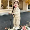 Conjunto Infantil Feminino Estilo Coreano Estampa Floral Pequena Estilo Primavera/Outono 2026 Nova Moda Infantil Conjunto de Duas Peças Estiloso Para Menina Tendência