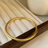 Pulsera de aro liso de oro y arena antigua para mujer, pulsera de lujo accesible y exquisita como regalo para mejores amigas, joyería de mano de estilo moderno 2024.