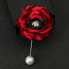 Nuevo broche de perlas de alta gama, tela coreana, pequeño ramillete de flores con forma de corazón, moda para mujer, vestido, personal, pin de una palabra