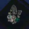 Broche de Estilo Pequeña Fragancia Retro Corsage de Cristal con Hoja Versátil de Alta Gama Pin de Diseño de Nicho Accesorios