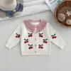 Nuevo estilo mameluco de tirantes de algodón puro hecho a mano con cerezas cárdigan para niña de bebé conjunto versátil de tres piezas para otoño e invierno para niñas de bebé