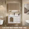 Sencillo tocador de baño rústico estilo francés, que incluye un mueble para lavabo y lavabo integrado