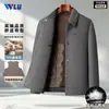 Em estoque: Jaqueta masculina de lã 70 dupla face, estilo inverno, com forro de plumas removível e gola alta, adequada para uso business casual.