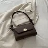 Bolso de Mano Ligero de Lujo Tipo Sobre Nuevo Otoño 2026 para Mujer, Color Sólido Simple, Hebilla Metálica, Moda Casual, Bolso de Banquete con Temperamento
