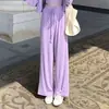 Casual y versátil, este moderno conjunto de estilo urbano para personas petite es un nuevo conjunto de tres piezas para primavera-verano que incluye un cárdigan y una camisola morados