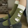 Meias femininas de outono até o meio da panturrilha, construção sem costura, esquema de cores verde matcha, apresentando um design fofo de ovelhinha, em uma meia de algodão estilo preppy, coreano