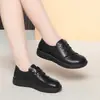 Zapatos casuales de cuero con cordones, de una sola pieza, zapatos sin cordones para madres, de suela plana, adecuados para primavera y otoño, de suela blanda, cómodos zapatos para mujer para mediana edad y personas mayores