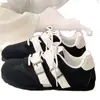 Tênis femininos populares estilo alemão, novos sapatos brancos acolchoados versáteis para primavera e outono de 2026, tênis esportivos femininos para estudantes
