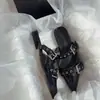 Primer encuentro: Mocasines chic y elegantes sin talón, de punta y tacón bajo, perfectos para el verano, con un tacón grueso y diseño elegante, adecuados para usar como calzado exterior.