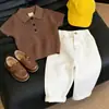 Camisa de Tricô com Gola Polo de Manga Curta Vazada Cor de Café Estilo Coreano para Meninos Verão 2026 e Calça Branca Casual Infantil