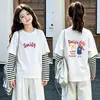 Camiseta de algodón a rayas de manga larga, estilo coreano y moderna, para niñas, un nuevo diseño de primavera/otoño, corte holgado, versátil y con cuello redondo, adecuada para niños de talla mediana a grande