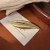 Broche de Folha Fina com Design de Nicho, Alfinete Simples Exquisito de Alta Qualidade, Acessório de Broche para Blazer de Trabalho