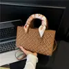 Bolsa de Mão Elegante e Simples Estilo Princesa Diana 2026 Novo Modelo Bordado Pesado de Alta Qualidade Lenço de Seda Bolsa Transversal de Ombro Único Bolsas