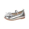 Sapatos de Couro para Meninas Primavera e Outono 2026 Novo Modelo Sapatos de Princesa para Crianças Sapatilhas de Performance para Meninas Sapatos de Bebê Prateados com Solado Macio