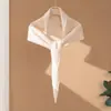 Bufanda triangular de punto de cachemira de color liso estilo coreano con diseño calado, un chal o calentador de cuello moderno y versátil para mujer