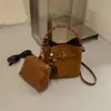 Bolsa Saco Retro Camurça Melanóide Feminina 2026 Outono/Inverno Nova Bolsa de Mão Trançada Pingente de Miçangas Bolsa de Ombro Único Transversal