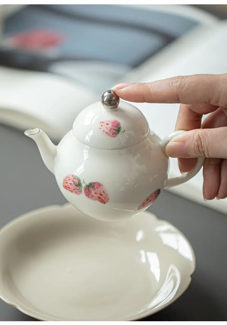 杏白—釉上手绘草莓—梨形壶_05.j