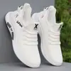 Sapatos Verão 2025 Sapatos de Malha Respirável Sapatos de Pai Masculinos Esportivos e de Lazer Versáteis Antiderrapantes Solado Macio Sapatos Brancos