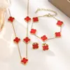 Conjunto de tres piezas de moda de acero de titanio con trébol de cuatro hojas (pulsera, collar y pendientes), venta caliente transfronteriza, joyería de flor de trébol de la suerte al por mayor