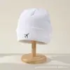 Comercio Exterior Más Vendido Sombrero de Lana Otoño e Invierno Protección contra el Frío para Ciclismo Sombrero de Punto Cálido Personalidad Tendencia Bordado Simple Sombrero de Acrílico