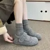 Sapatos de Algodão Birkenstock Estilo Retro Moda com Velcro Pelúcia para Mulheres, Novo 2026 Outono e Inverno Bico Redondo Feios-Fofos Quentes Planos