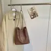 Bolso Cubo Retro Tejido de Gran Capacidad para Mujer 2026 Primavera Nuevo Versátil Textura de Alta Calidad Bolso de Hombro/Axila