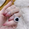 Colar de safira feminino, luz, luxo, nicho, pingente em forma de coração, corrente de clavícula, novo estilo europeu e americano, incrustado, diamante completo, amor, cor, tesouro
